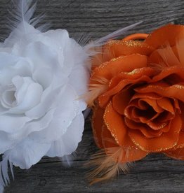 Witte en oranje corsage bloem