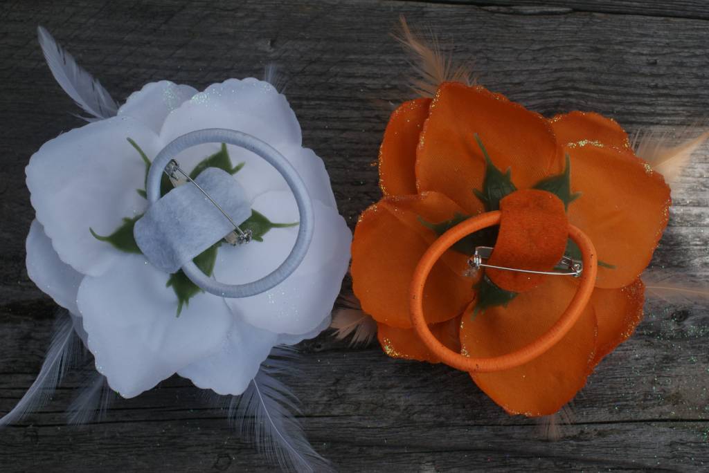 Witte en oranje corsage bloem