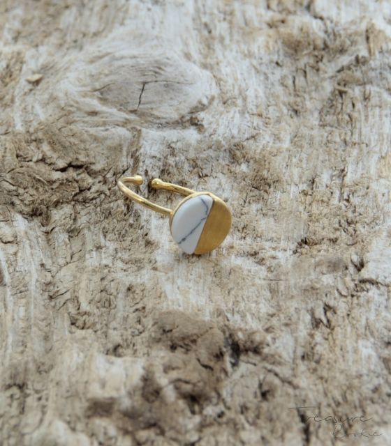 Treasure Rookie Gold lake ring white howlite