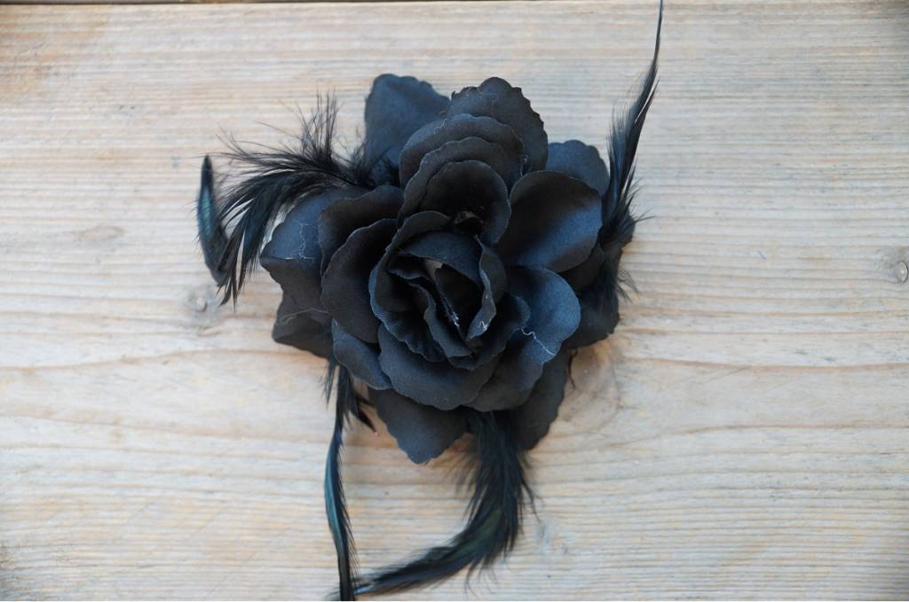 Zwarte bloem corsage