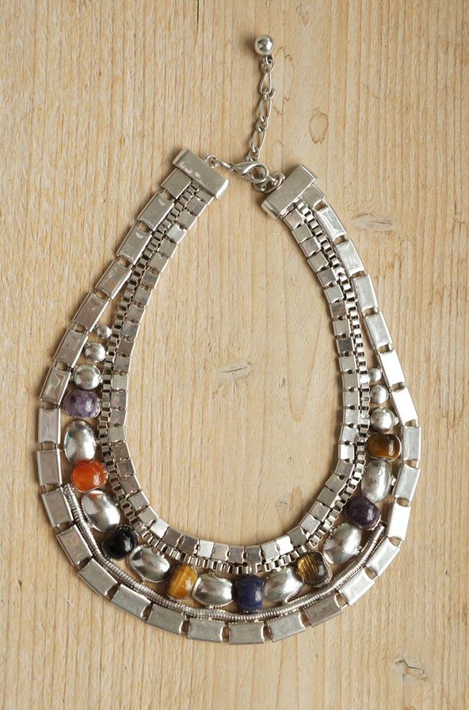 Zilverkleurige chokerketting met steentjes