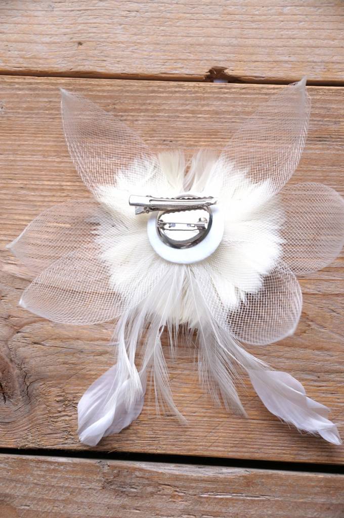 Cremekleurige corsage met tule en veren