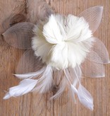 Cremekleurige corsage met tule en veren