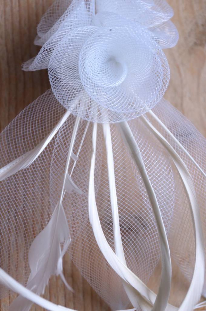 Witte corsage met tule en veertjes