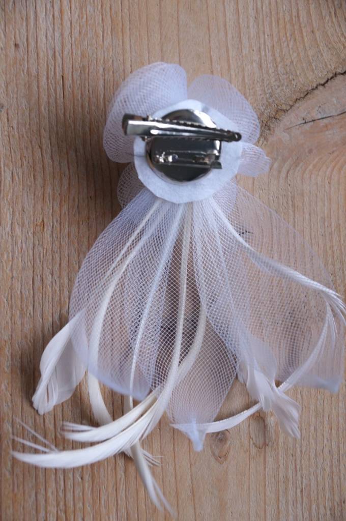 Witte corsage met tule en veertjes