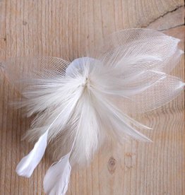 Cremekleurige corsage met tule en veertjes