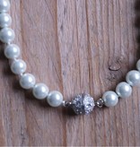 Witte parelketting met magneetsluiting