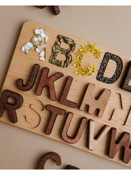 Spelenderwijs leren Walnoot houten alfabet puzzel - hoofdletters