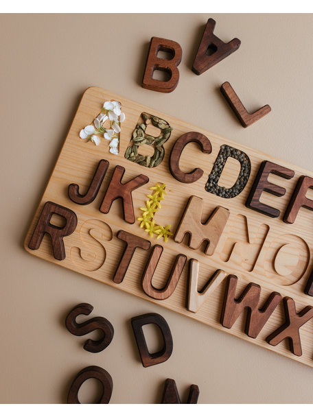 Spelenderwijs leren Walnoot houten alfabet puzzel - hoofdletters