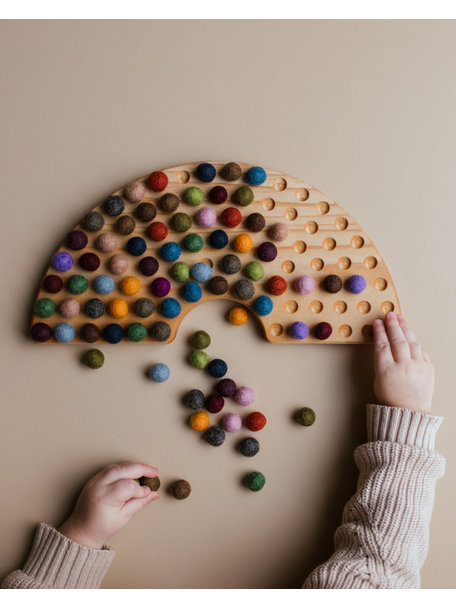 Spelenderwijs leren Houten regenboog bord met vilten balletjes - autumn