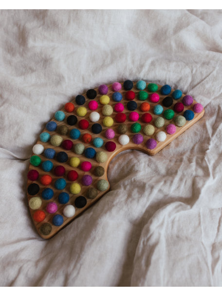 Spelenderwijs leren Houten regenboog bord met vilten balletjes - bold