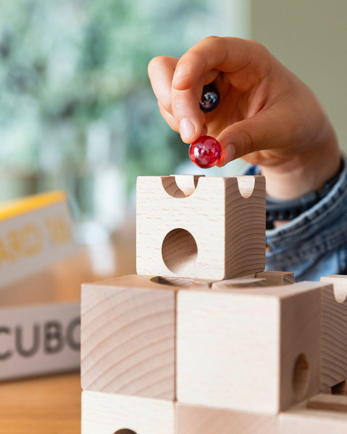 Cuboro Knikkerbaan Kick 8 circuit à billes en bois pour enfant Cuboro Knikkerbaan Kick 8 circuit à billes en bois pour enfant