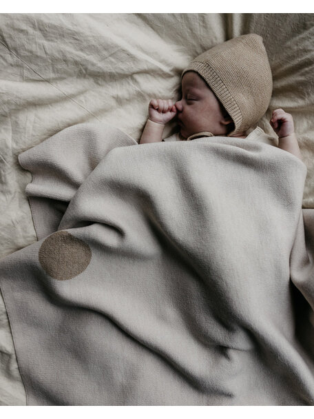 Hvid Newborn mutsje van merino wol - sand