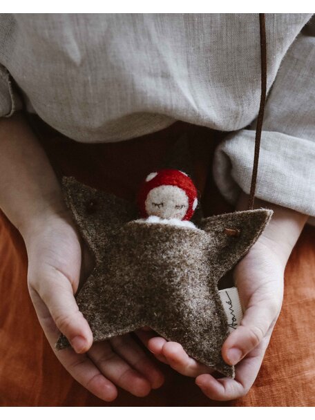 Studio Motane Toadstool baby with brown star pocket