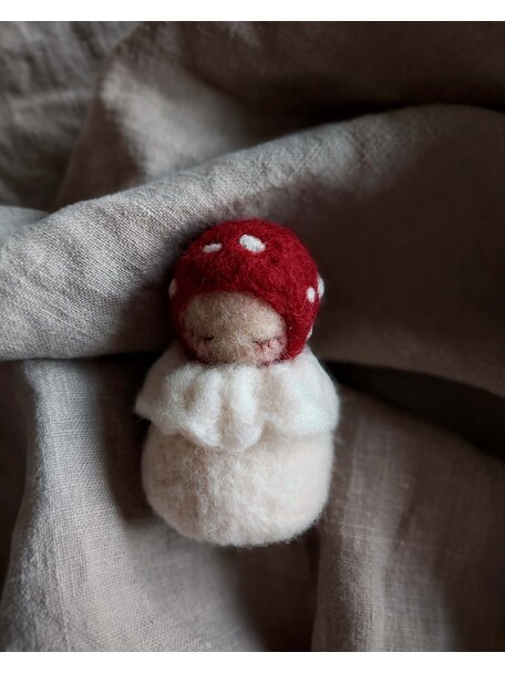 Studio Motane Toadstool baby with brown star pocket