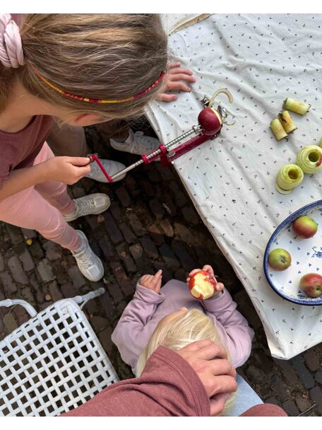 Kids at work Appelschilmachine