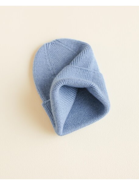 Hvid Ribbeanie newborn Fonzie - light blue