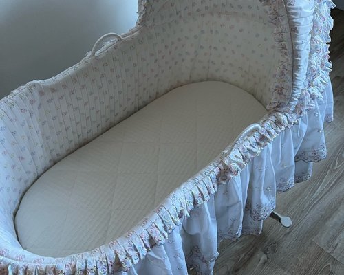 Ovale Babymatratze für Wiege.