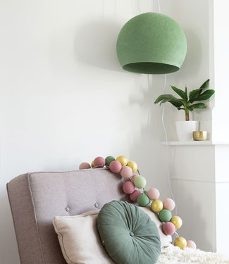Cotton Ball Lights Inspiratie | Woonkamer | Sage Green Driekwart Hanglamp Mix & Match Lichtslinger