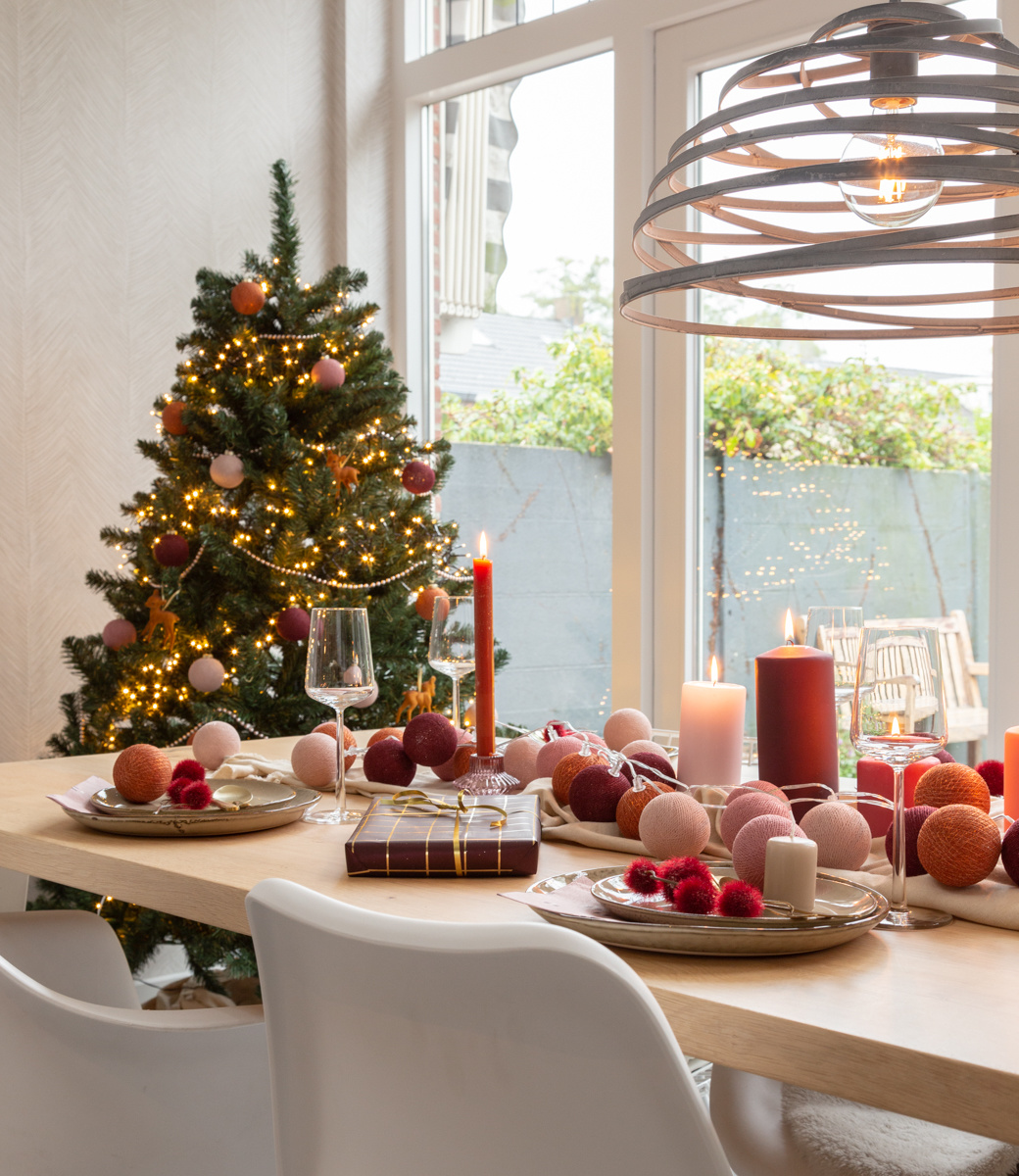 Make your table the eye-catcher of your home - Cotton Ball Lights