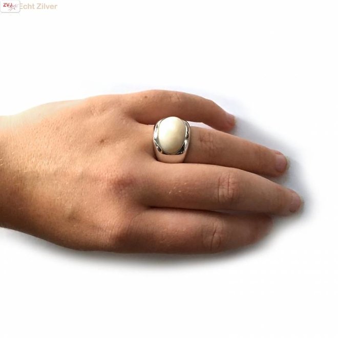 Zilveren ring met ovale parelmoer mother of pearl steen