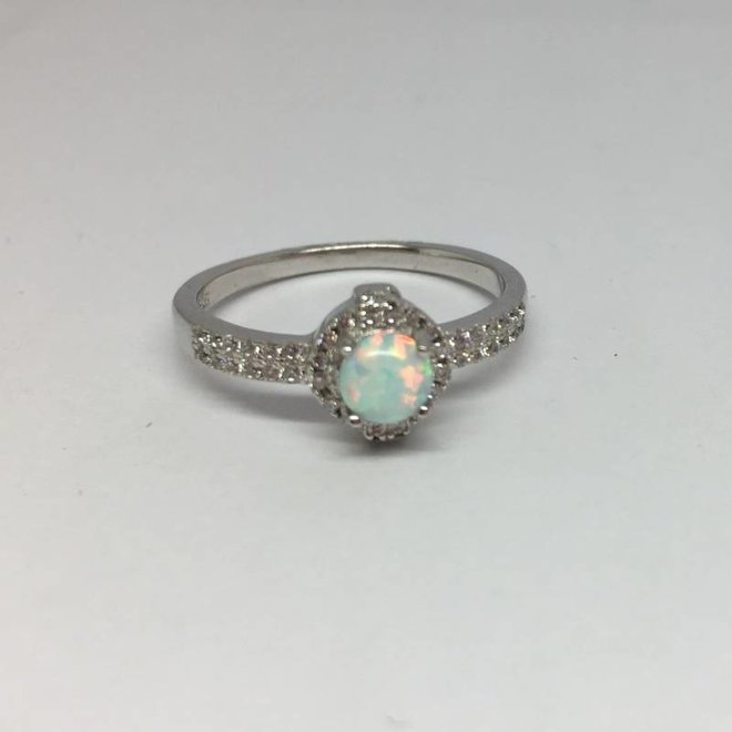 Zilveren witte opaal en zirkonia ring ringmaat 19