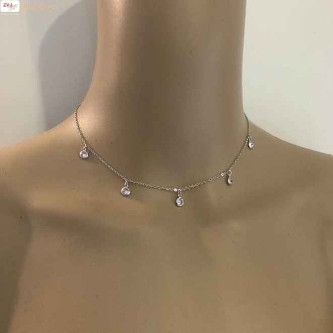 Zilveren kort collier met 5 ronde zirkoon hangertjes