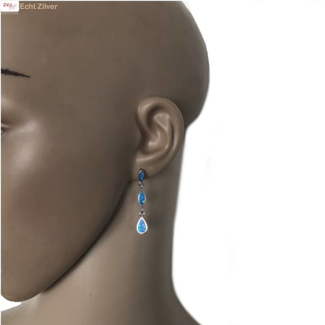 Zilveren elegante ranke blauw opaal oorbellen