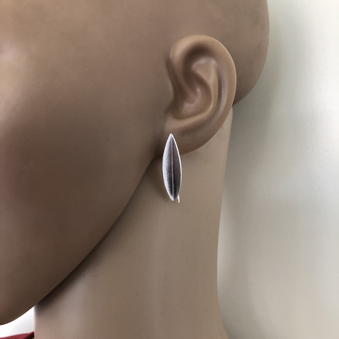 Mat zilveren ovale punt oorhangers met grote haak
