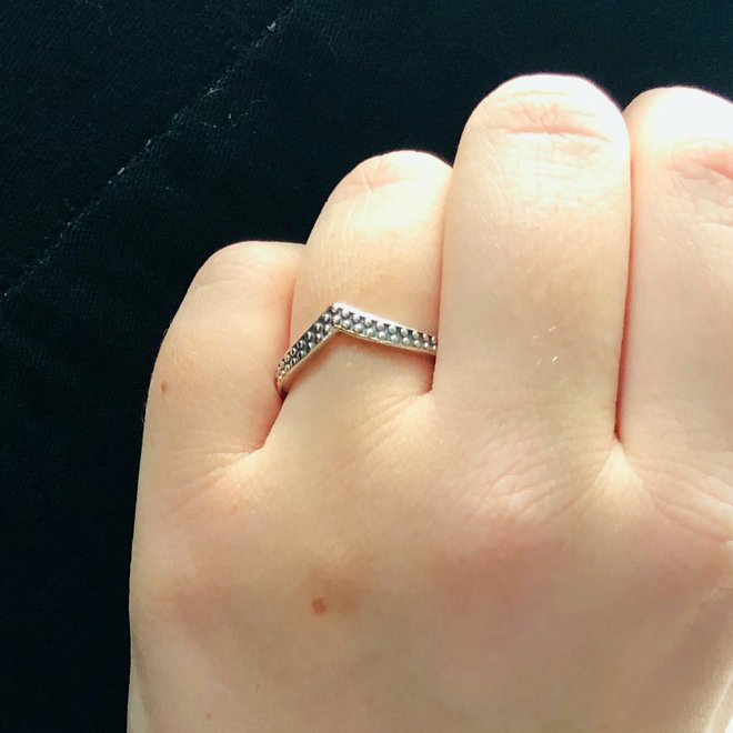 Zilveren V ring chevron met dots ringmaat 17