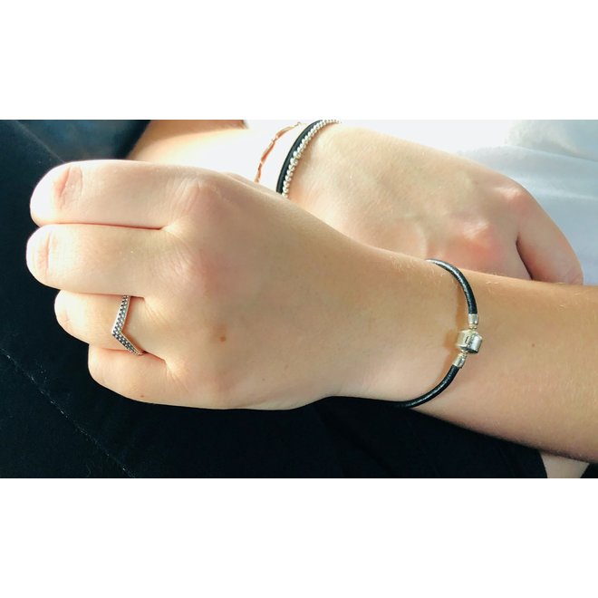 Zilveren V ring chevron met dots ringmaat 17