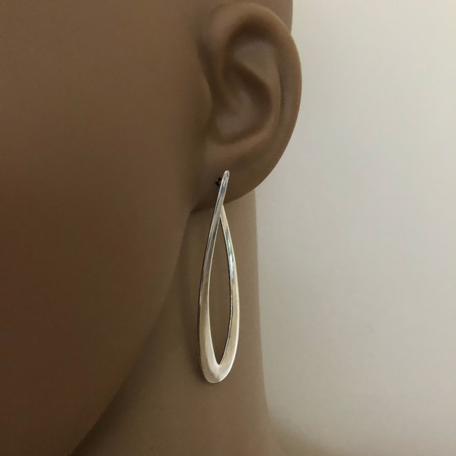 Zilveren lange ovale design oorstekers