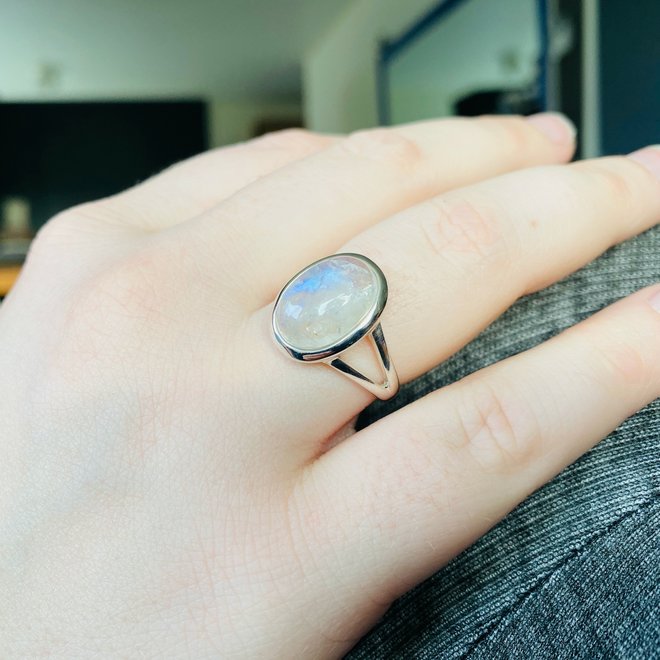 Zilveren ovale regenboog maansteen ring