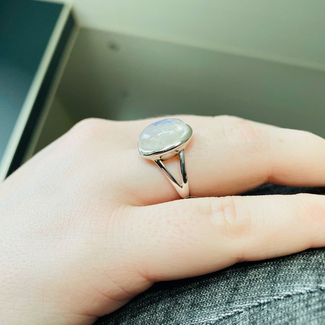 Zilveren ovale regenboog maansteen ring