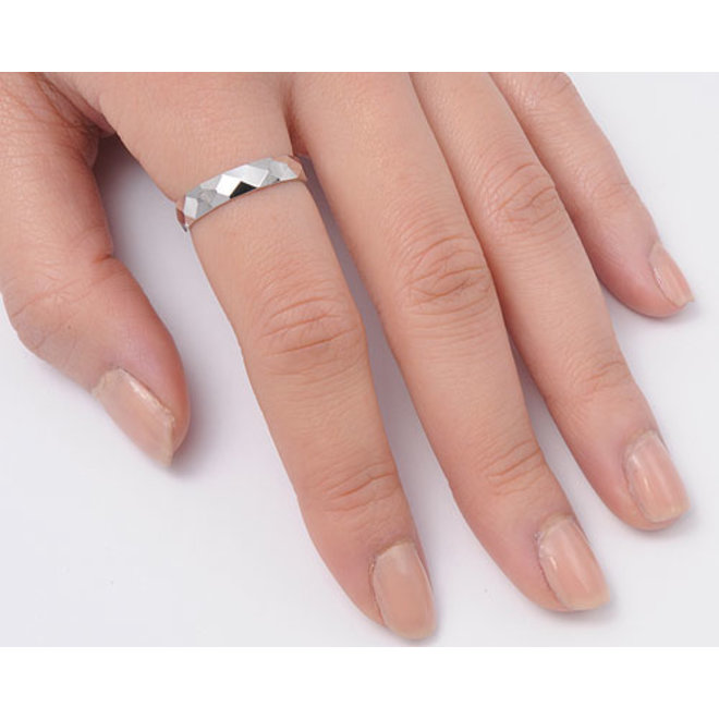 Zilveren diamond cut 4 mm ring