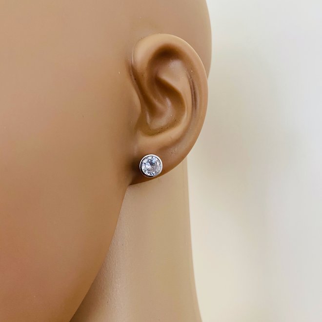 Zilveren ronde 7 mm witte zirkoon in bezel zetting oorknoppen
