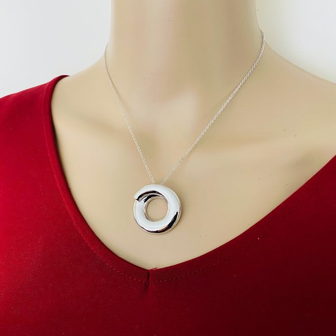 Zilveren design swirl open cirkel ketting