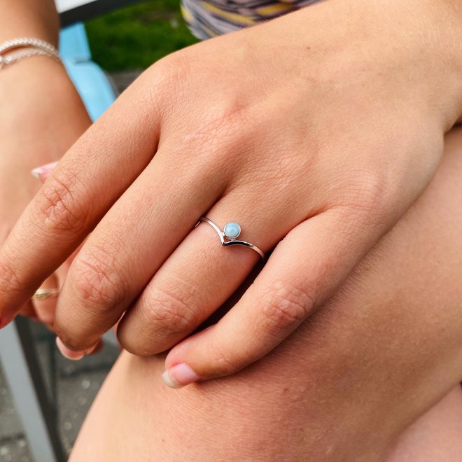 Zilveren chevron ring blauwe larimar