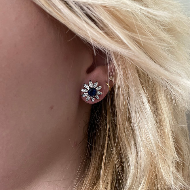 Zilveren saffier blauw witte bloem oorstekers
