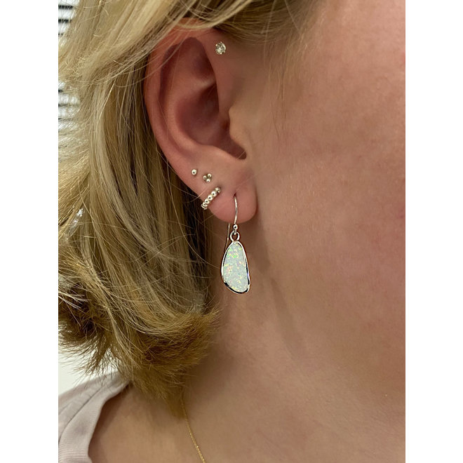 Zilveren witte opaal niervorm oorbellen