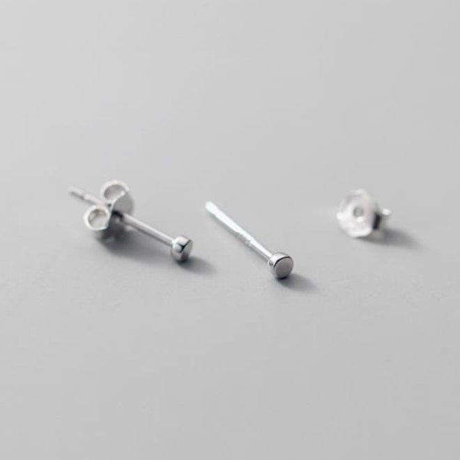 Zilveren minimalistische ronde oorknopjes 2 mm