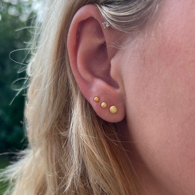 Gold plated 925 zilveren bewerkte oorknopjes 4 mm