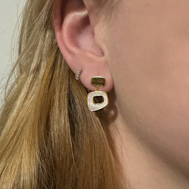 Gold plated kleine parelmoer design oorhangers