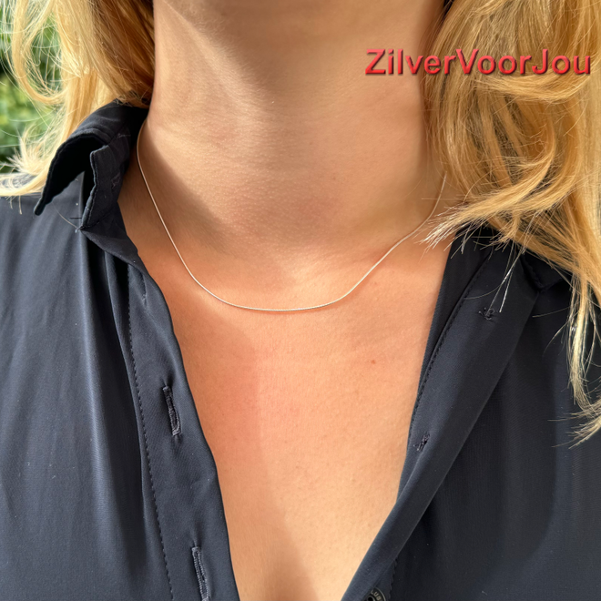 Zilveren slang ketting 45 cm 0.9 mm breed