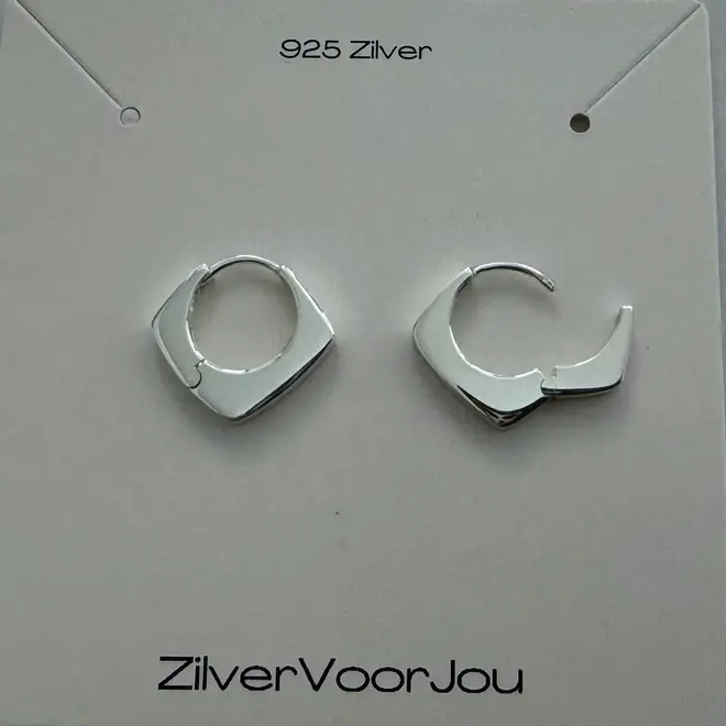 Zilveren triangel huggie klik oorringen