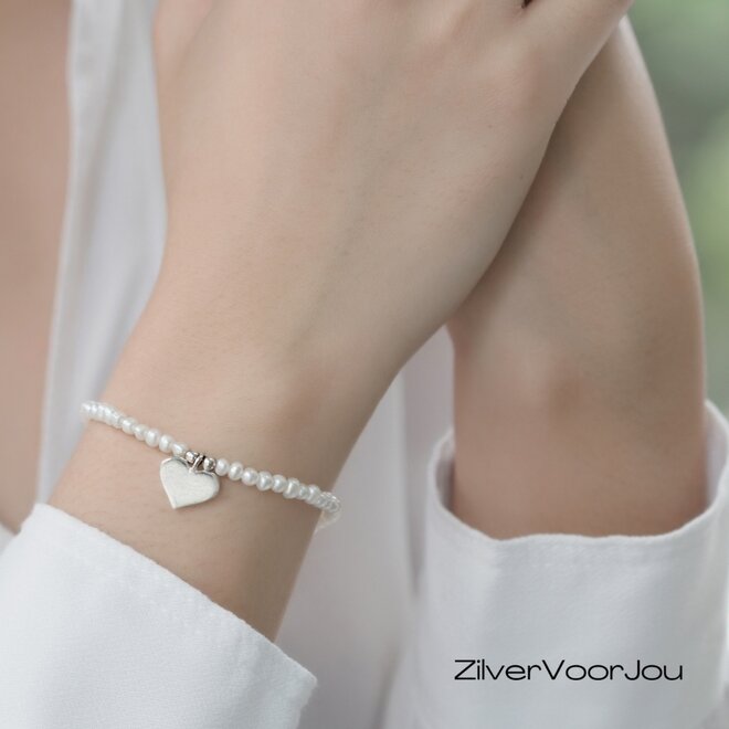 Zilveren hartje aan zoetwaterparel armband