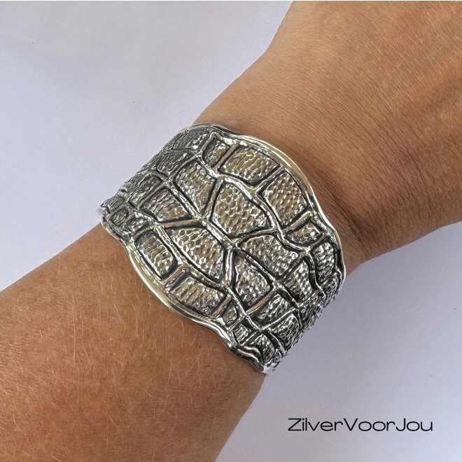 Zilveren brede slangenprint klemarmband