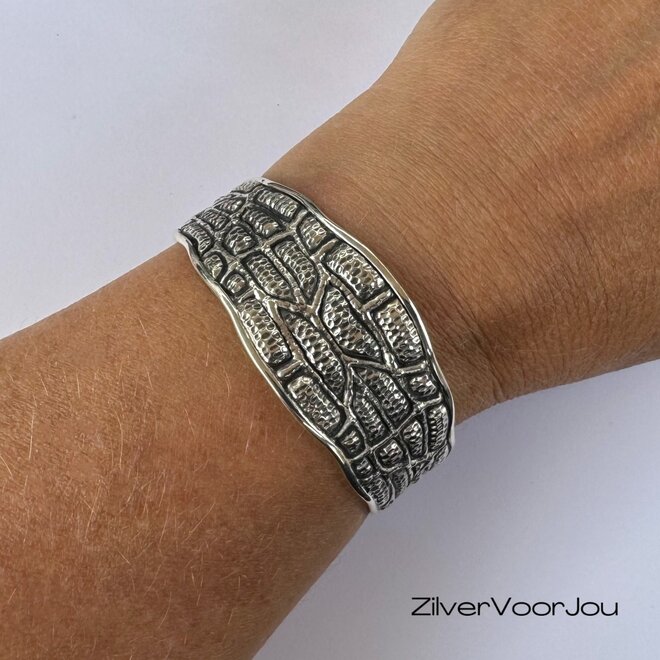 Zilveren slangenprint klemarmband