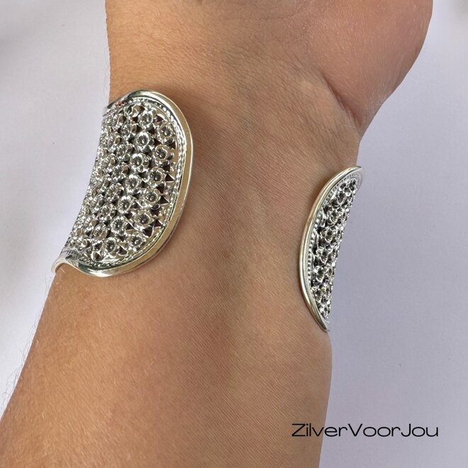 Zilveren golvende brede bloemen klemarmband