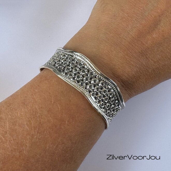 Zilveren golvende bloemen klemarmband